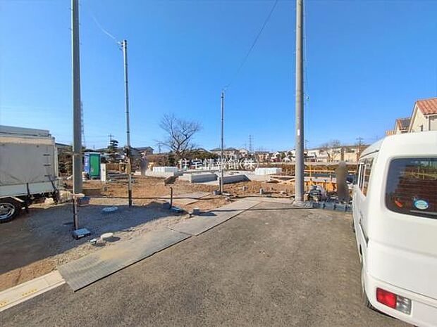 前面道路を含めた現地写真です。