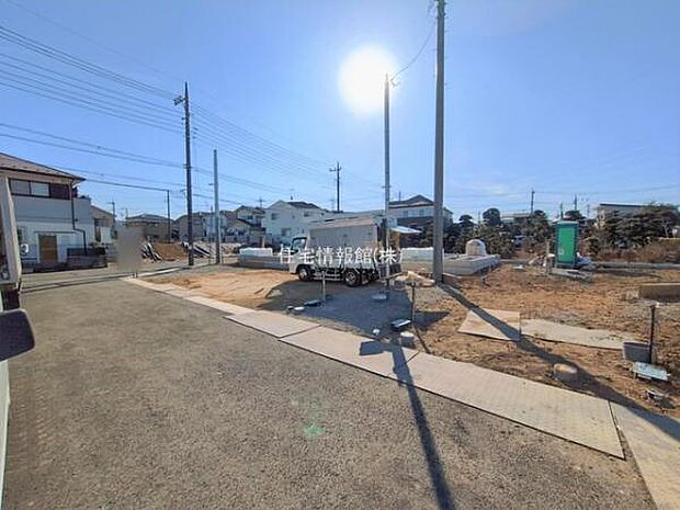 前面道路を含めた現地写真です。