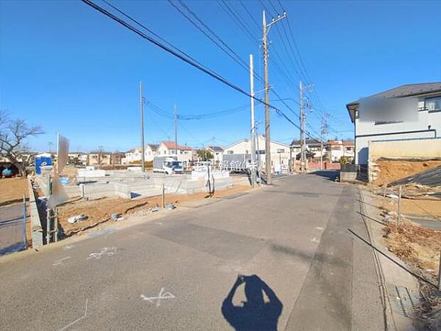 前面道路を含めた現地写真です。