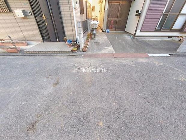 前面道路を含めた現地写真です。