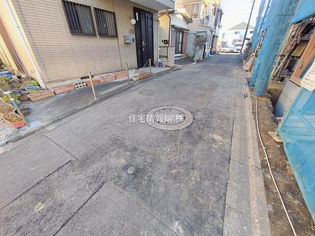 前面道路を含めた現地写真です。