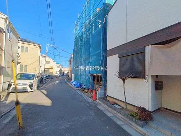 前面道路を含めた現地写真です。