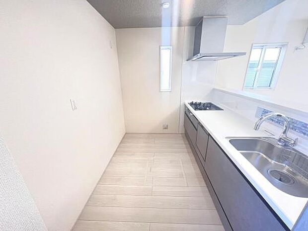 ご家族を見守りながら家事が捗る対面式キッチン。お料理をしながらご家族のサポートも可能です。