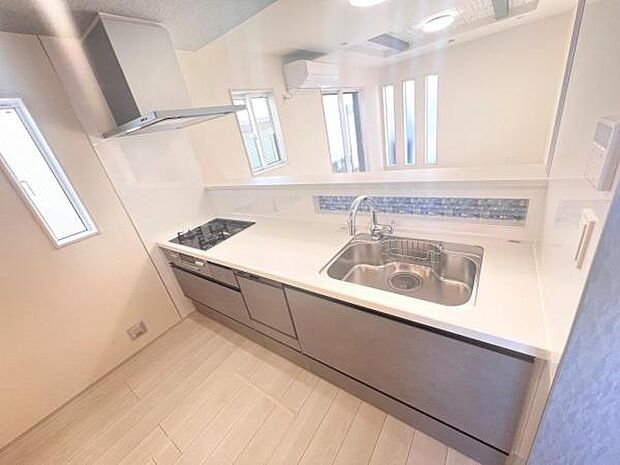 リビングが見渡せ、料理中も会話が弾む対面式キッチンです。