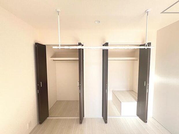 2面採光の明るい洋室です。