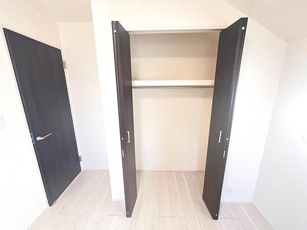 いつでもお部屋をスッキリお使い頂ける収納スペースを設置。