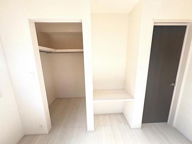 中の物を確認しやすく、取り出しやすい収納スペース。お部屋を広々とお使いいただけます。