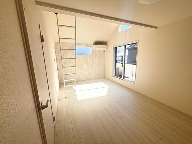 家族とゆったり時間を過ごせるリビングダイニング。