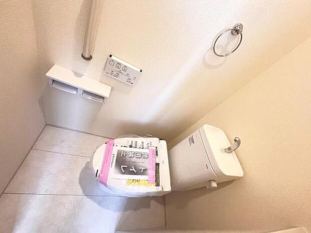 シャワー洗浄機能付のトイレは、清潔感が印象的な空間ですね。