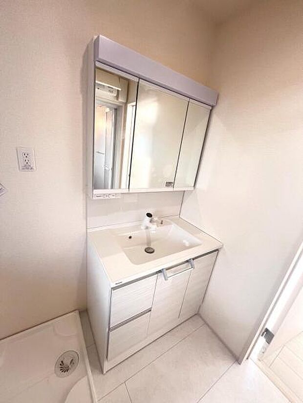 洗面化粧台です。朝の身支度から1日が始まります。