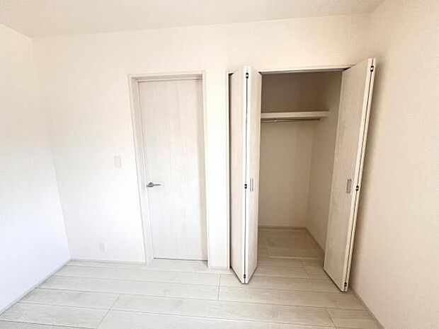 いつでもお部屋をスッキリお使い頂ける収納スペースを設置。