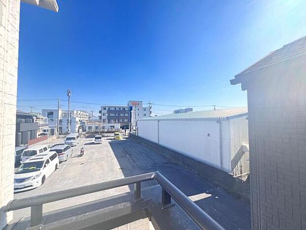 バルコニーからの眺望です。明るい陽射しを浴びながらゆったりと過ごすのも良いですね。