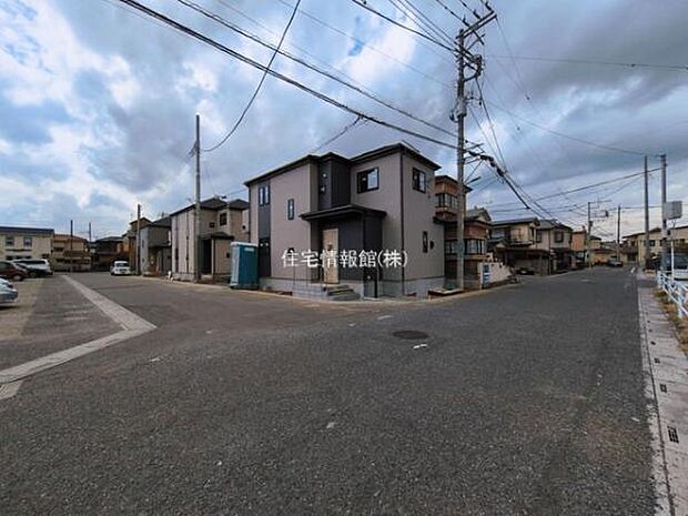 前面道路を含めた現地写真です。