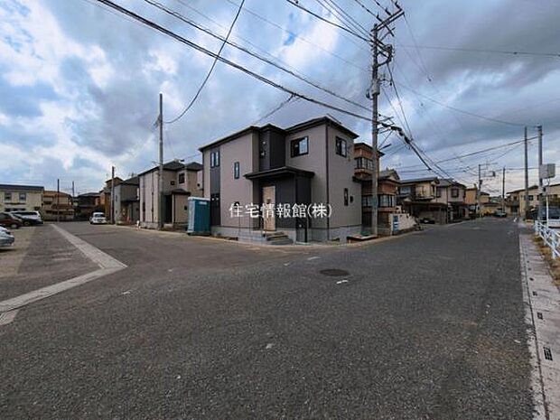 前面道路を含めた現地写真です。