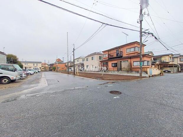 前面道路を含めた現地写真です。