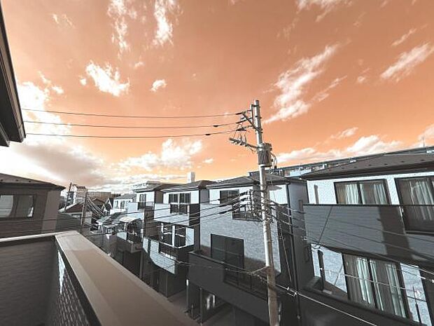 バルコニーからの眺望です。明るい陽射しを浴びながらゆったりと過ごすのも良いですね。