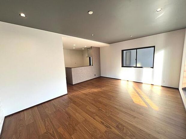 ご家族が集うLDKは約19帖の広さ、団らんの空間です。