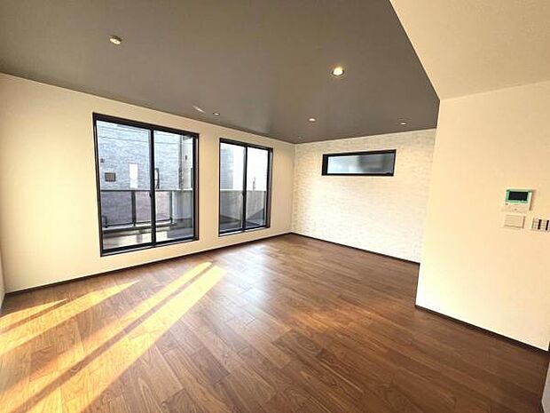 お食事中もキッチンと会話が楽しめるダイニングスペース。