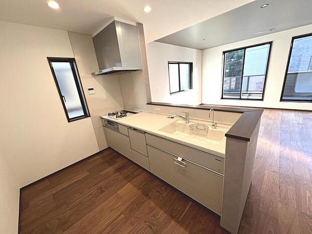 リビングが見渡せ、料理中も会話が弾む対面式キッチンです。