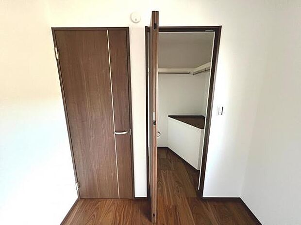 明るい広々とした主寝室でご家族ゆっくりお休みになれますね。