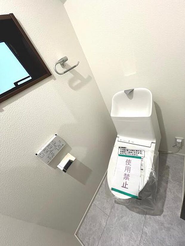 シャワー洗浄機能付のトイレは、清潔感が印象的な空間ですね。