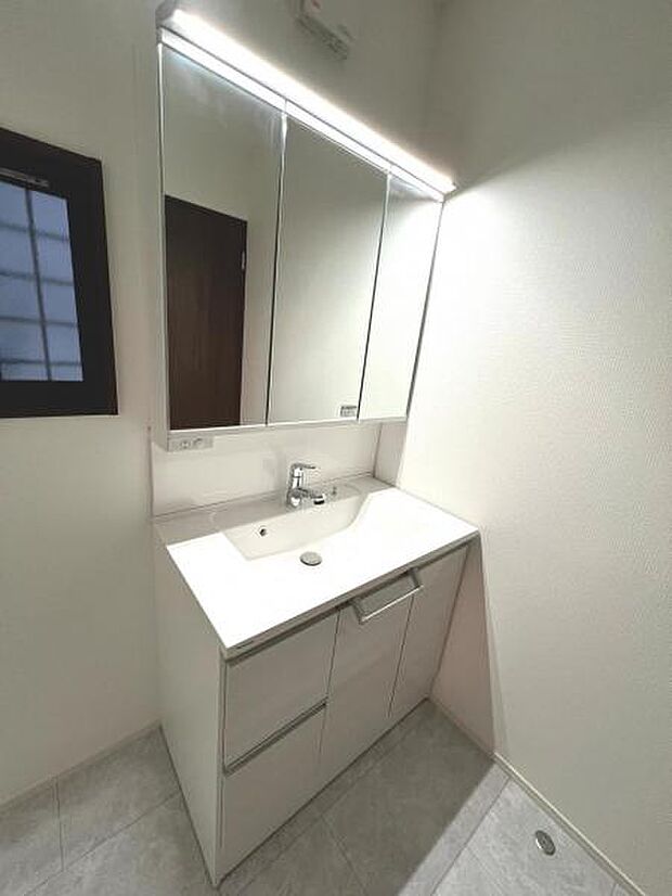 洗面化粧台です。朝の身支度から1日が始まります。