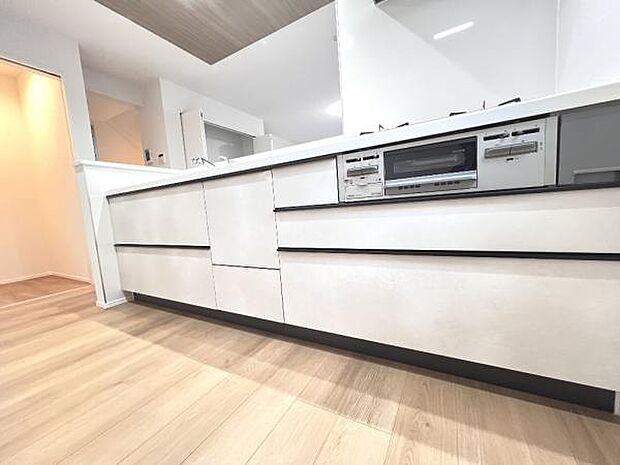 リビングが見渡せ、料理中も会話が弾む対面式キッチンです。