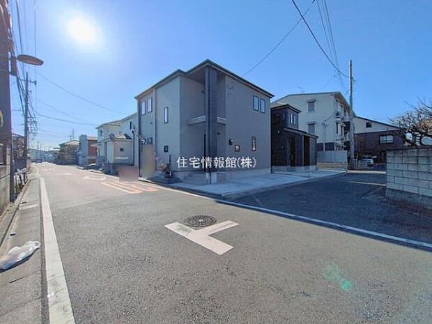 前面道路を含めた現地写真です。