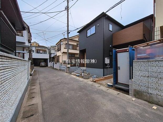 前面道路を含めた現地写真です。