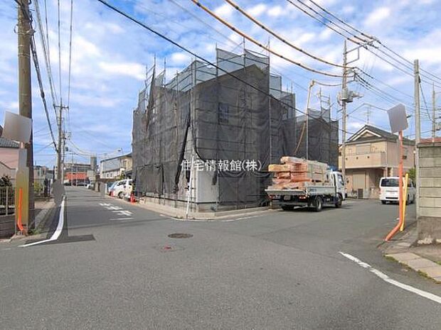 前面道路を含めた現地写真です。