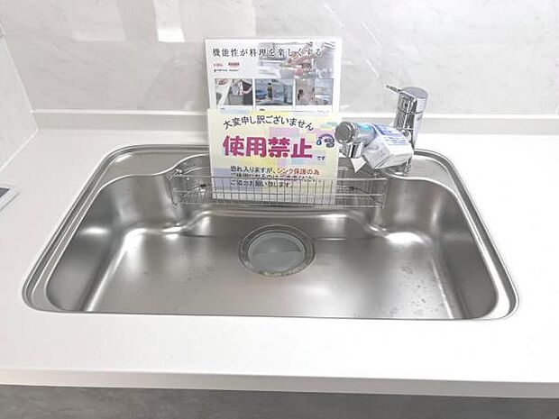 作業スペースが広く家事動線をゆったりと確保できるキッチンです。
