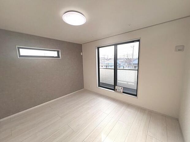 明るい広々とした主寝室でご家族ゆっくりお休みになれますね。