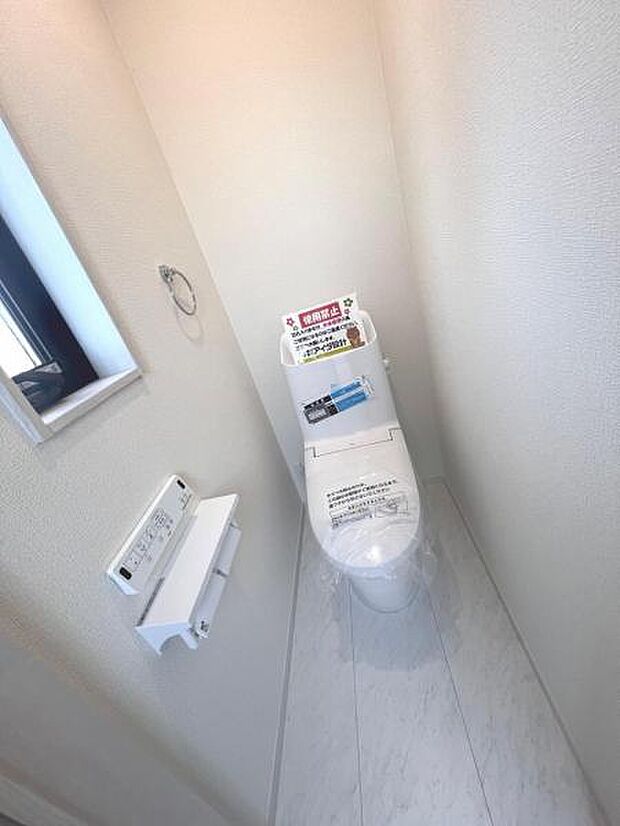 シャワー洗浄機能付のトイレは、清潔感が印象的な空間ですね。