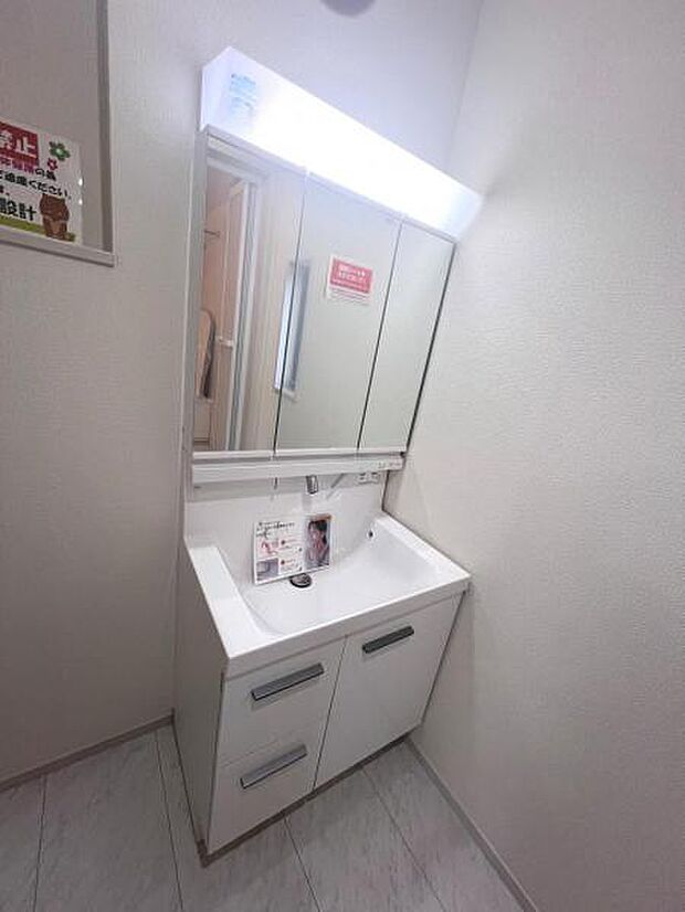 洗面化粧台です。朝の身支度から1日が始まります。