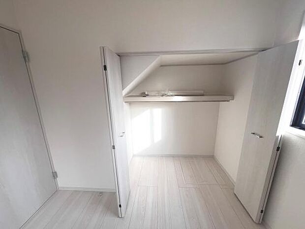 いつでもお部屋をスッキリお使い頂ける収納スペースを設置。