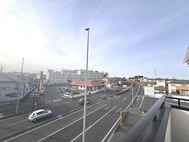 バルコニーからの眺望です。明るい陽射しを浴びながらゆったりと過ごすのも良いですね。