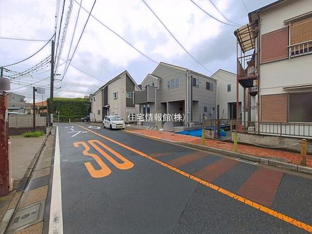 前面道路を含めた現地写真です。