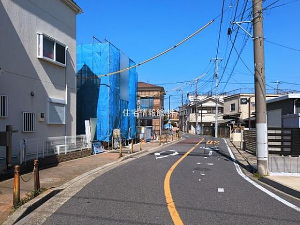 前面道路を含めた現地写真です。