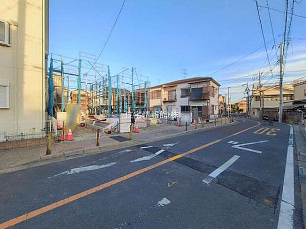 前面道路を含めた現地写真です。