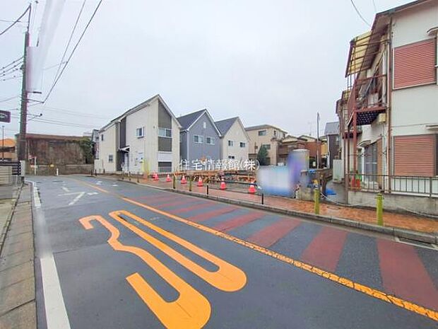 前面道路を含めた現地写真です。