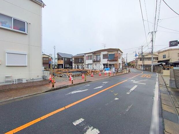 前面道路を含めた現地写真です。