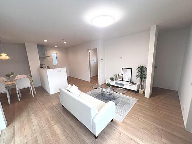 お食事中もキッチンと会話が楽しめるダイニングスペース。