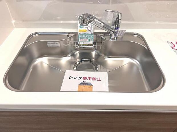 ご家族を見守りながら家事が捗る対面式キッチン。お料理をしながらご家族のサポートも可能です。