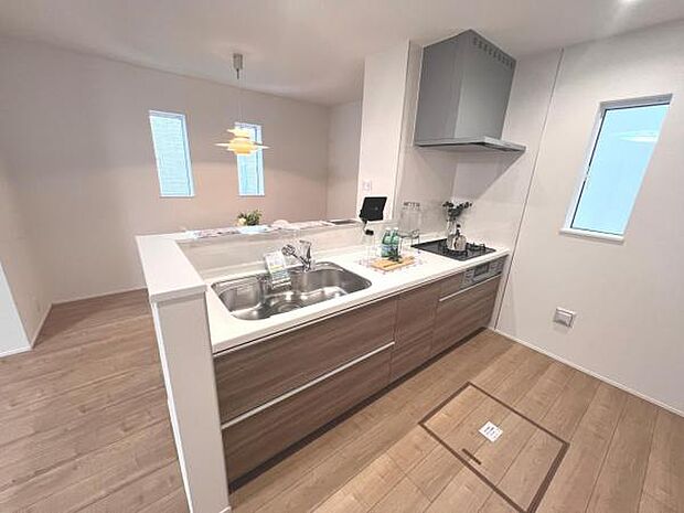 リビングが見渡せ、料理中も会話が弾む対面式キッチンです。