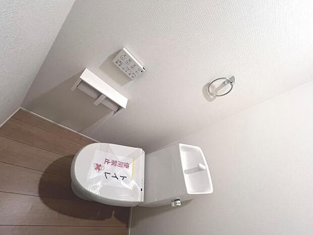 シャワー洗浄機能付のトイレは、清潔感が印象的な空間ですね。