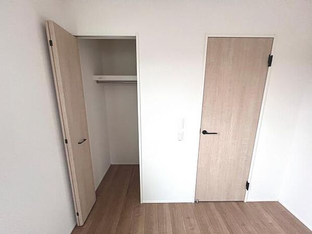 木の温もりが優しいフローリングの収納スペース付き洋室です。