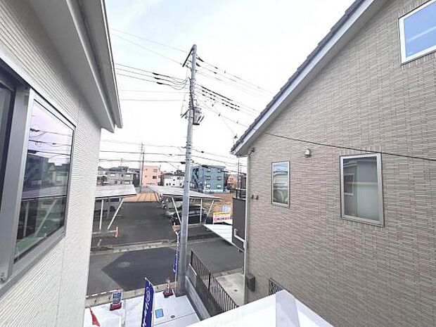 バルコニーからの眺望です。明るい陽射しを浴びながらゆったりと過ごすのも良いですね。