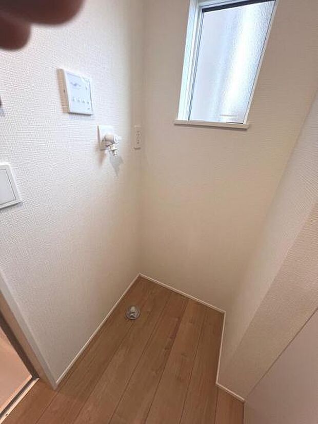 独立洗面台の横にはランドリースペースがございます。