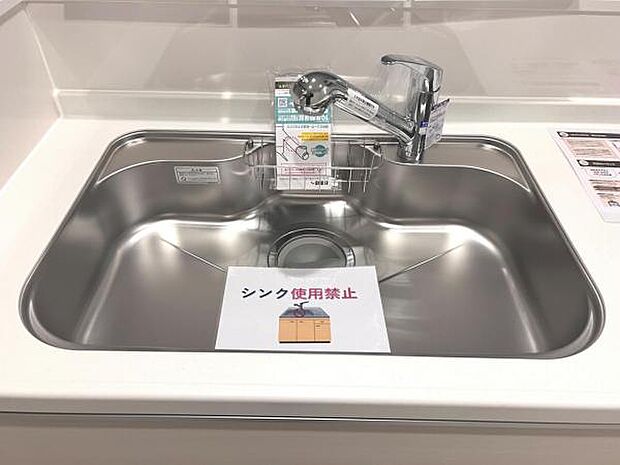 ご家族を見守りながら家事が捗る対面式キッチン。お料理をしながらご家族のサポートも可能です。