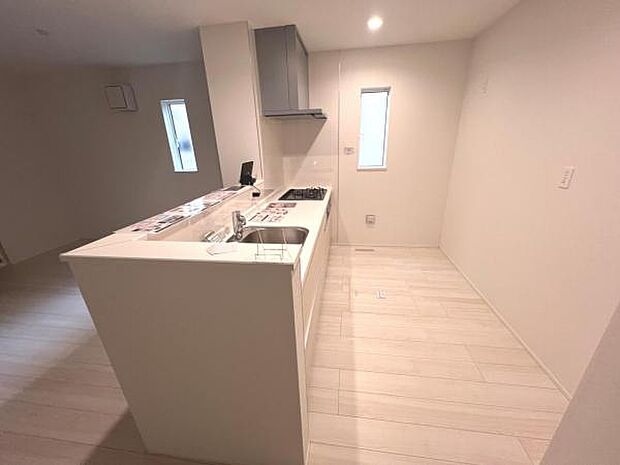 作業スペースが広く家事動線をゆったりと確保できるキッチンです。